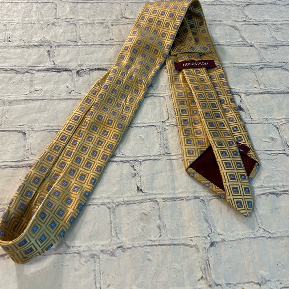 NORDSTROM YELLOW GOLD BLUE SQUARES SMARTCARE 100% SILK USA MADE MENS TIE - Picture 7 of 7